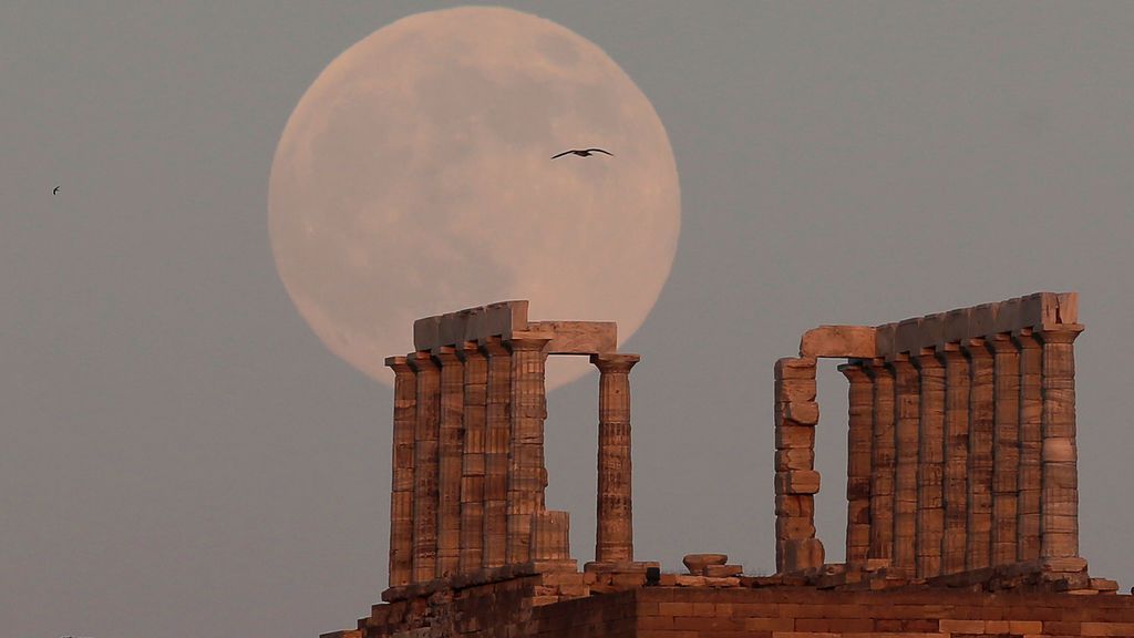 La superluna vista desde el templo de Poseidón (julio)