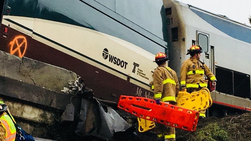 Imágenes del accidente tras el descarrilamiento de un tren en el estado de Washington