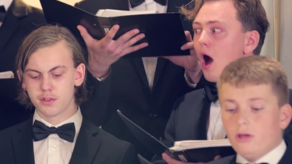 Intentan cantar tras comerse el pimiento más picante del mundo