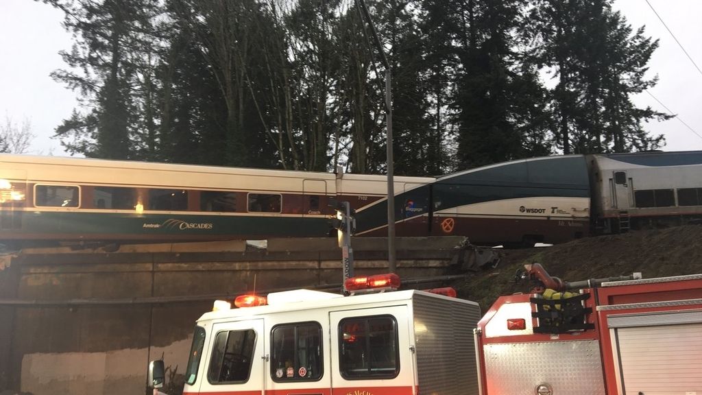 Imágenes del accidente tras el descarrilamiento de un tren en el estado de Washington