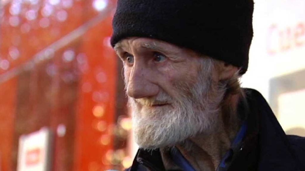 Ofrecen una vivienda a un hombre de 71 años que llevaba 15 mendigando