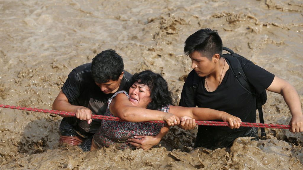Rescate durante la crecida de un río en en Perú(marzo)