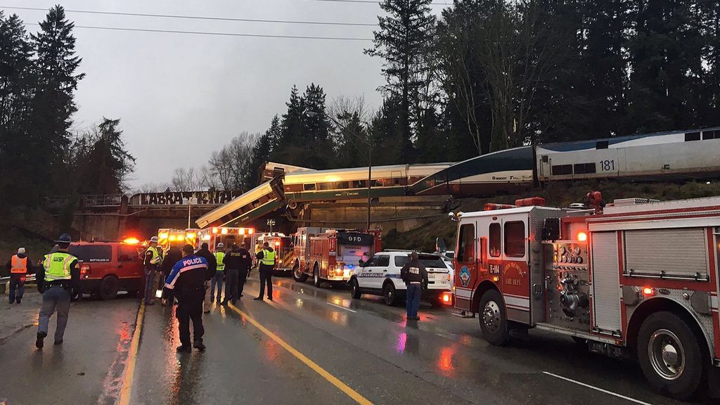 “Varios muertos” tras el descarrilamiento de un tren sobre una autopista de Seattle
