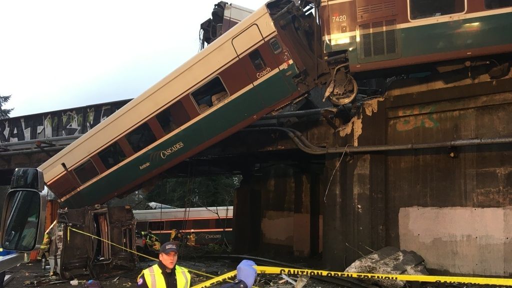 Imágenes del accidente tras el descarrilamiento de un tren en el estado de Washington