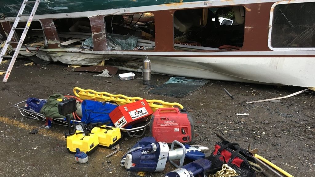 Imágenes del accidente tras el descarrilamiento de un tren en el estado de Washington