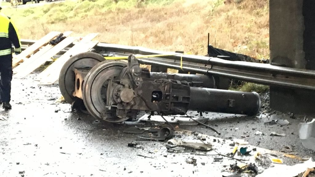 Imágenes del accidente tras el descarrilamiento de un tren en el estado de Washington