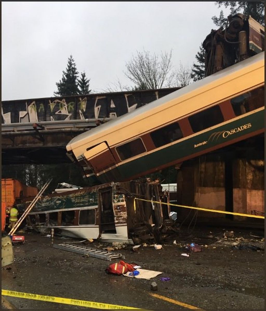 Imágenes del accidente tras el descarrilamiento de un tren en el estado de Washington