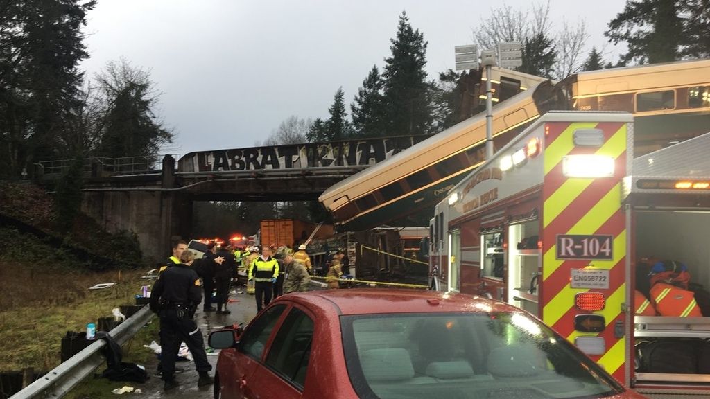 Imágenes del accidente tras el descarrilamiento de un tren en el estado de Washington