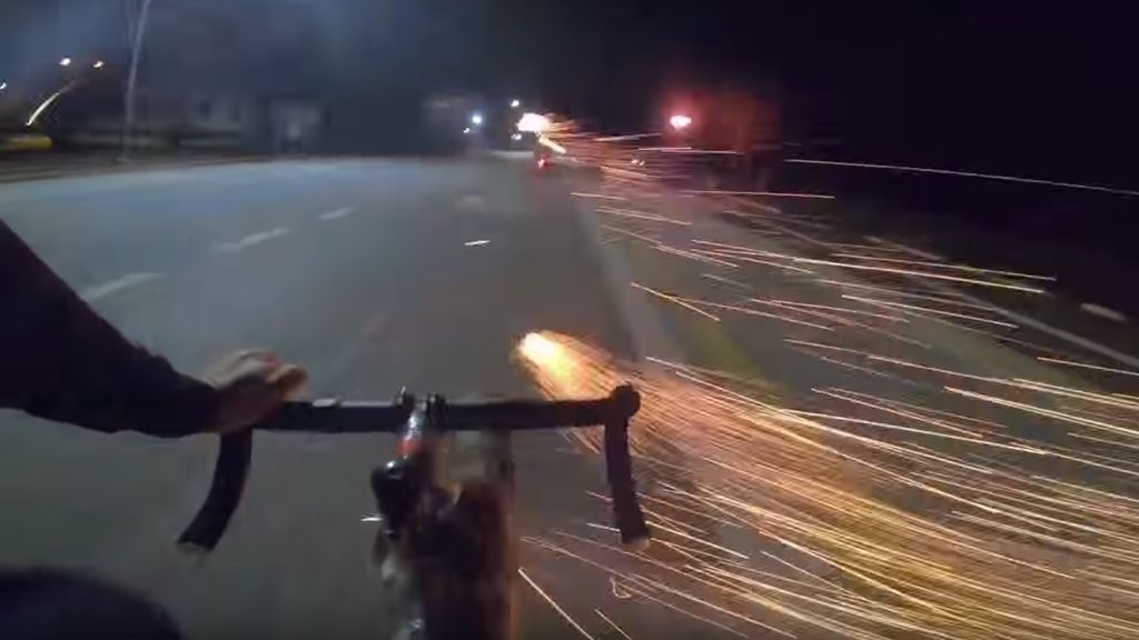 Un ciclista se venga de un motorista lanzándole fuegos artificiales