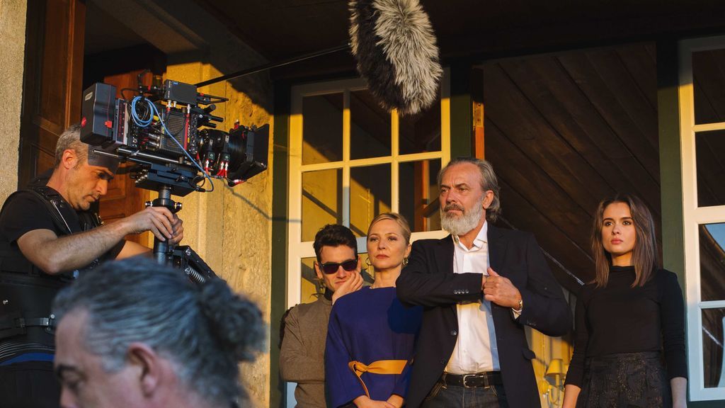 Álex Monner, Pilar Castro, Jose Coronado y Giulia Charm durante la grabación de 'Vivir sin permiso'.