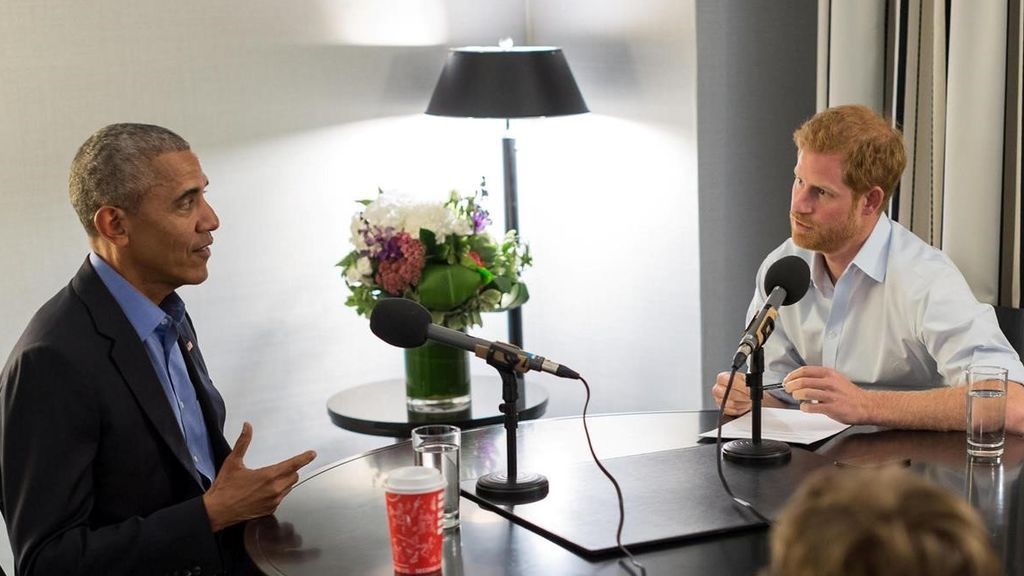 El expresidente de Estados Unidos Barack Obama y el príncipe Harry de Inglaterra, durante la entrevista.