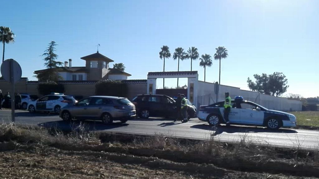 Un muerto en un tiroteo entre unos encapuchados y la Guardia Civil en Sevilla