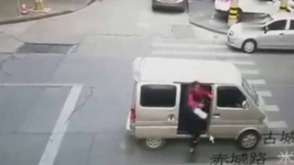 Secuestran a una niña en plena calle en China sin que nadie pueda evitarlo