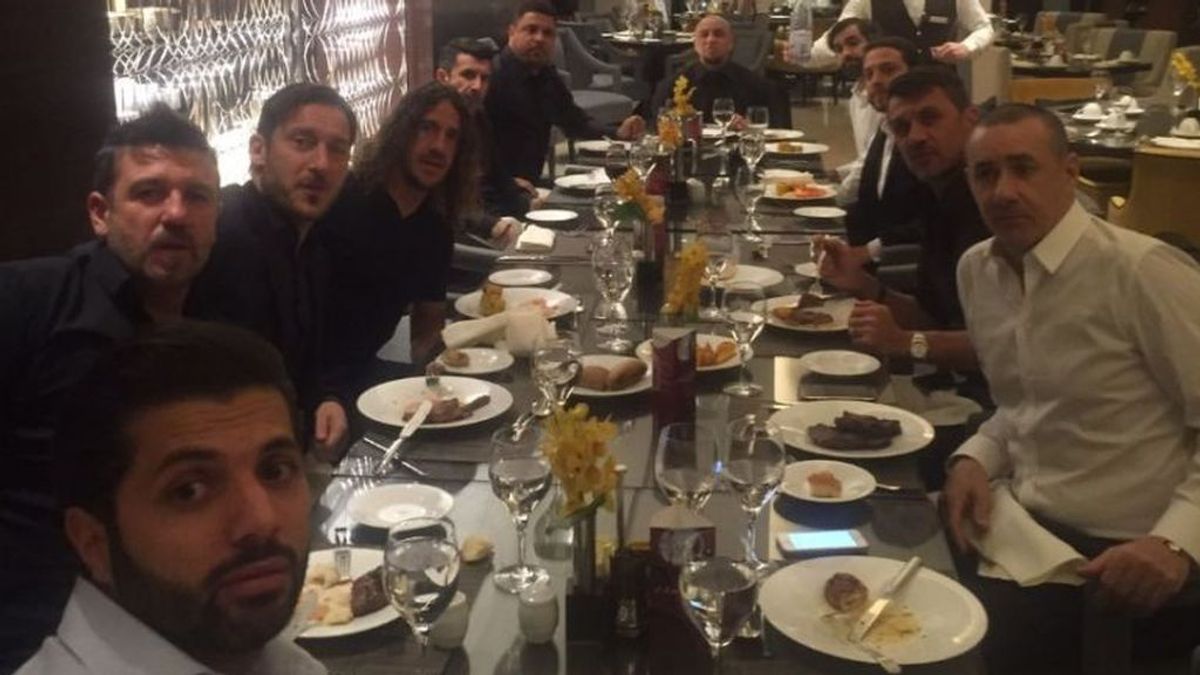 Ronaldo, Puyol, Figo, Roberto Carlos... la foto de la 'cena de empresa' de Totti que se ha hecho viral