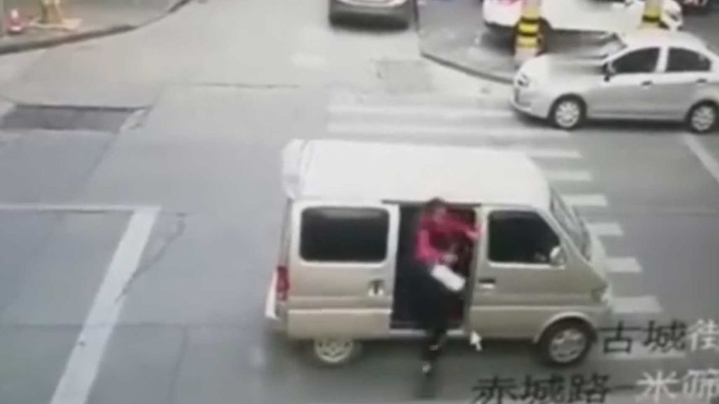 Secuestran a una niña en plena calle en China sin que nadie pueda evitarlo