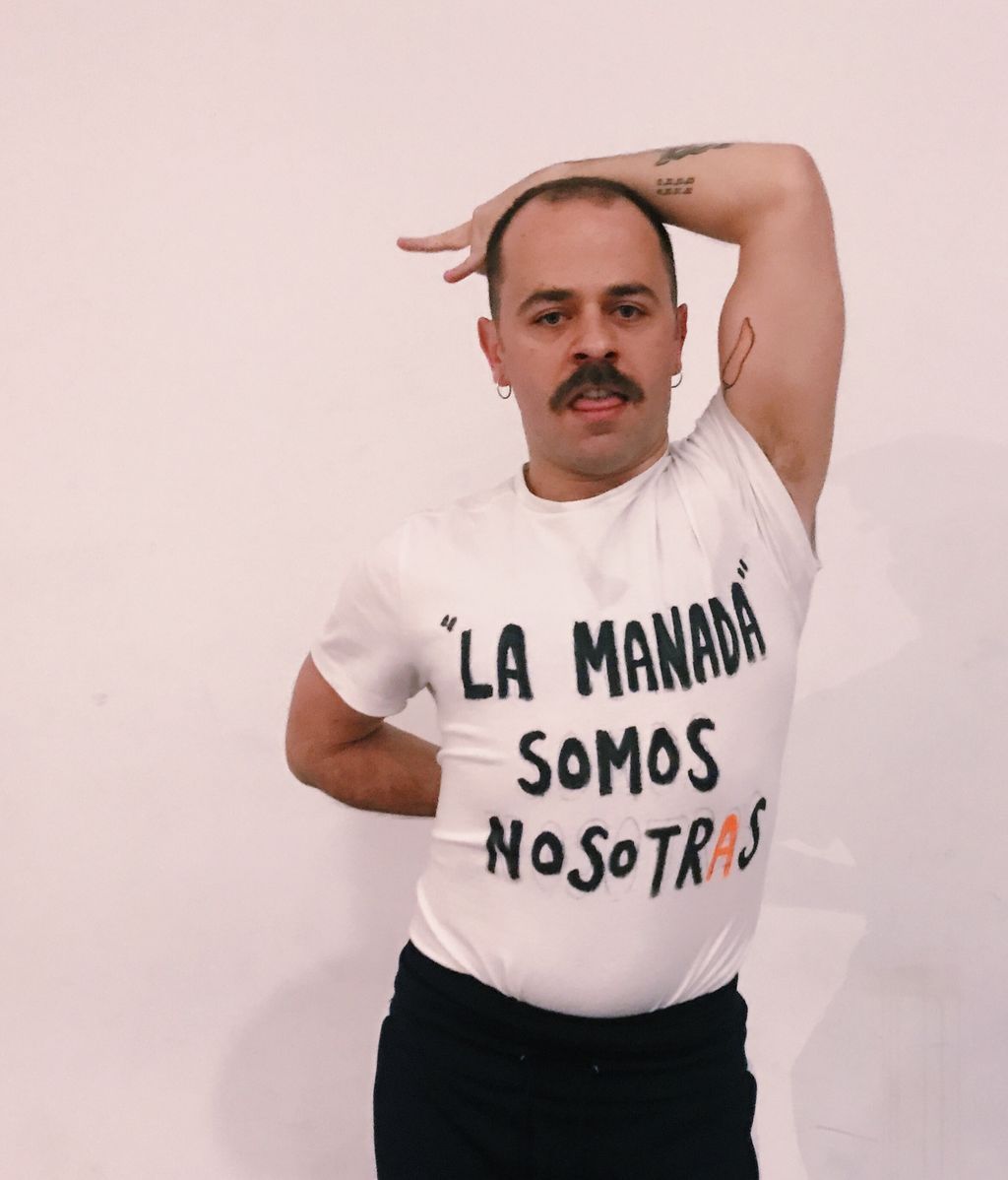 Mi amigo Javi, con una camiseta customizada por él. Brava