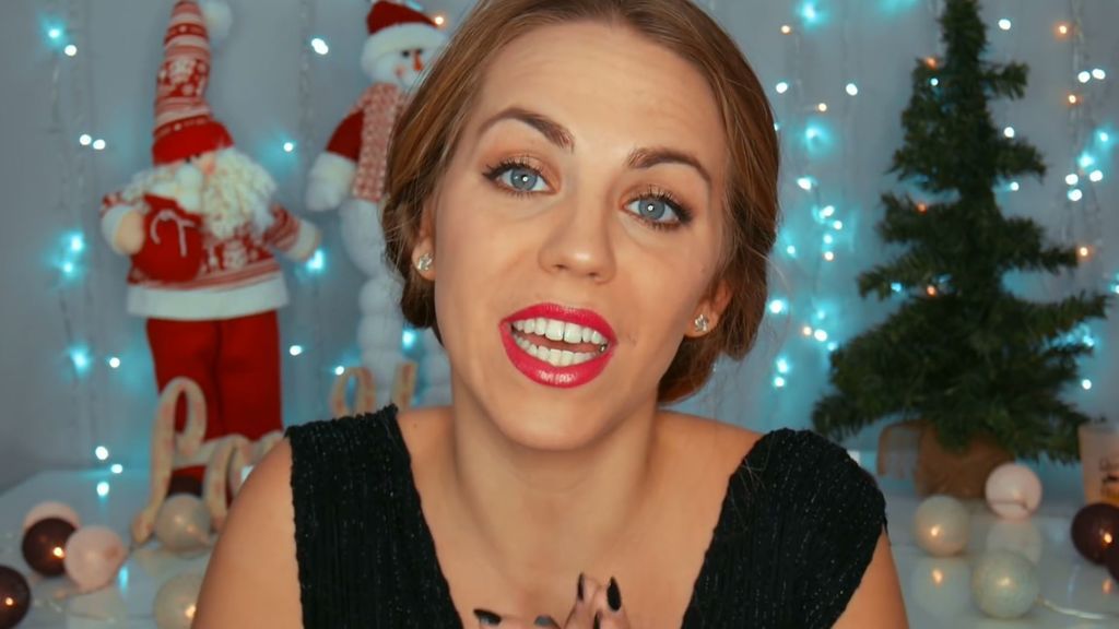Labios rojos, trenzas y lentejuelas: el total look de Yoli para Navidad