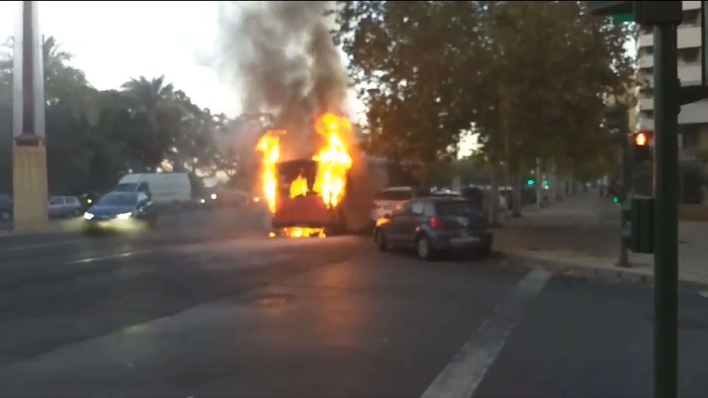 Las llamas devoran un autobús en plena calle de Sevilla