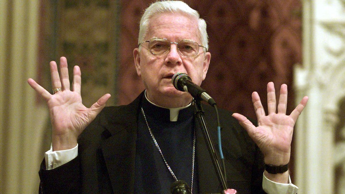 El cardenal Bernard Law durante una ceremonia religiosa en 2002