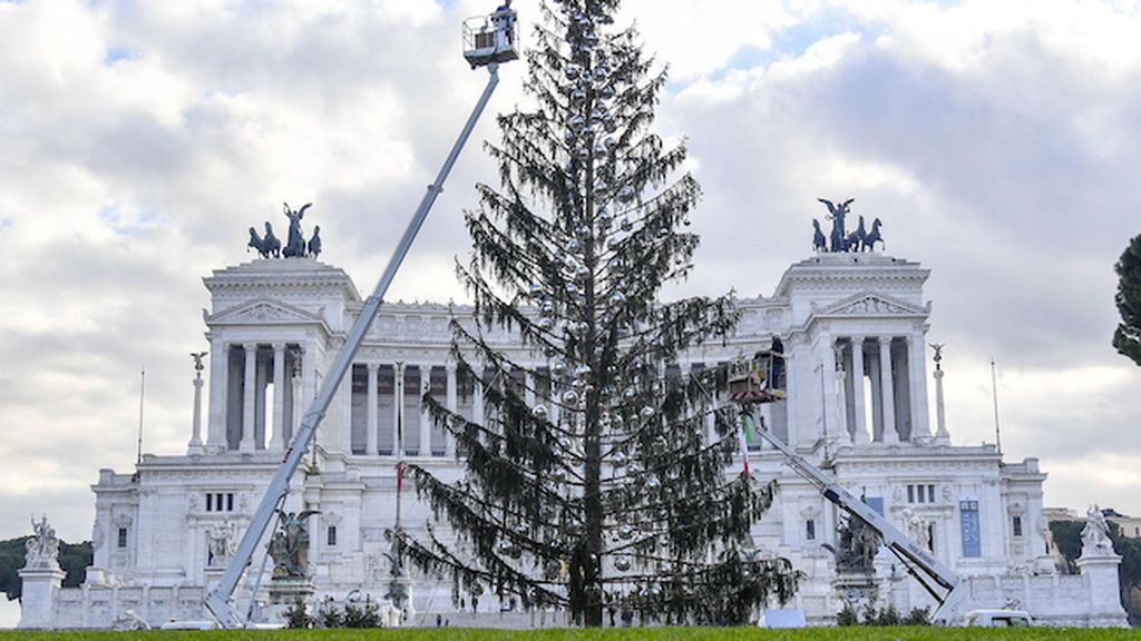 Polémica por el 'pelón', el raquítico árbol de Navidad de Roma