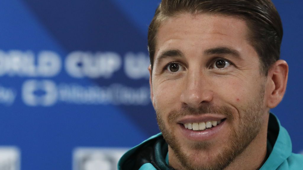 Sergio Ramos colapsa la Gran Vía de Madrid ¡Locura por el defensa blanco! Sergio Ramos colapsa la Gran Vía de Madrid ¡Locura por el defensa blanco!