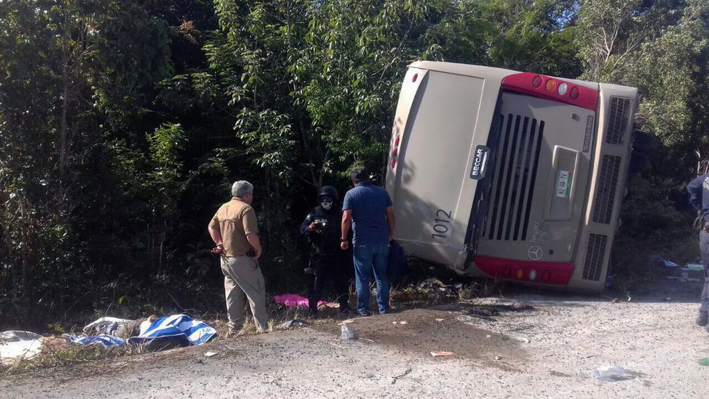 Fallecen 12 turistas y 18 resultan heridos en un accidente de autobús en México