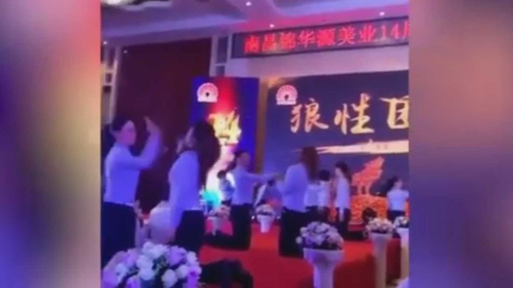 Unas empleadas de una empresa china, obligadas a abofetearse durante una fiesta