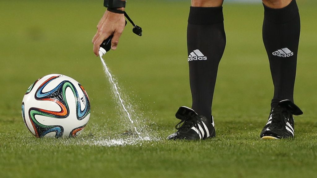 El inventor del spray que usan los árbitros reclama 84 millones a la FIFA