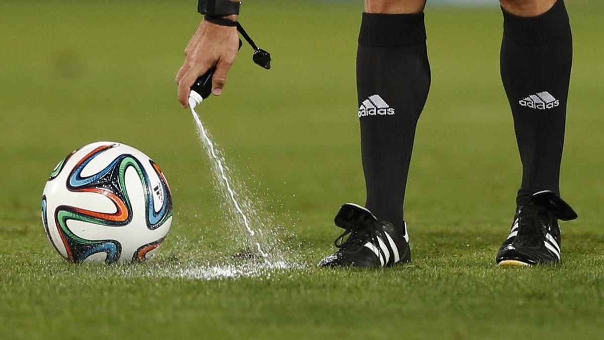 El inventor del spray que usan los árbitros reclama 84 millones a la FIFA