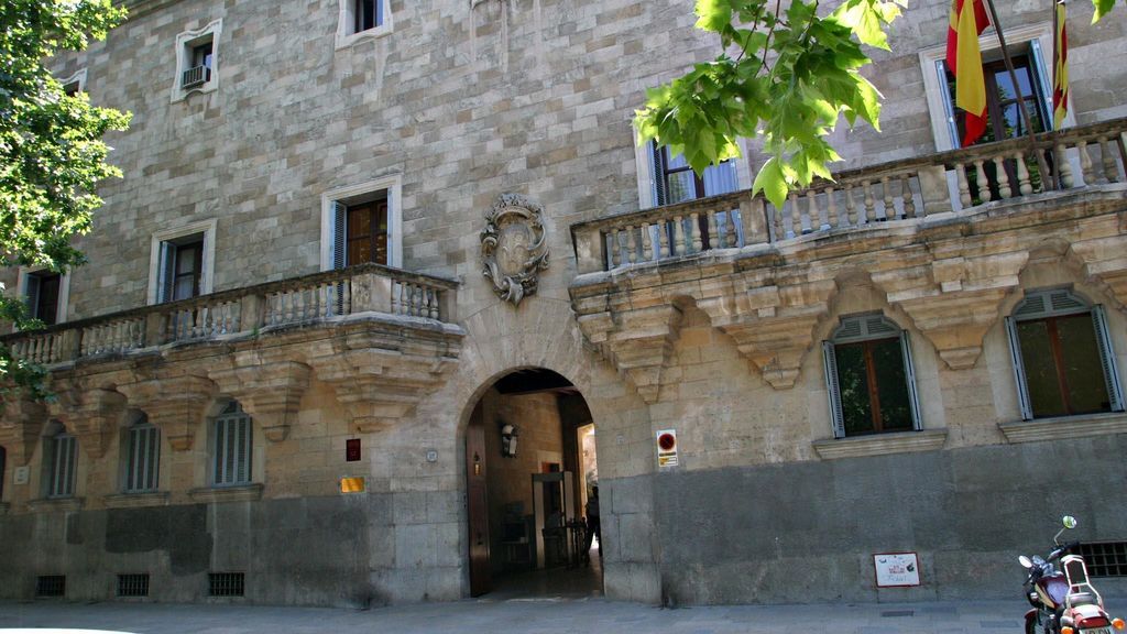 Condenando a asistir a un curso de educación sexual por drogar y abusar de las amigas de su hija