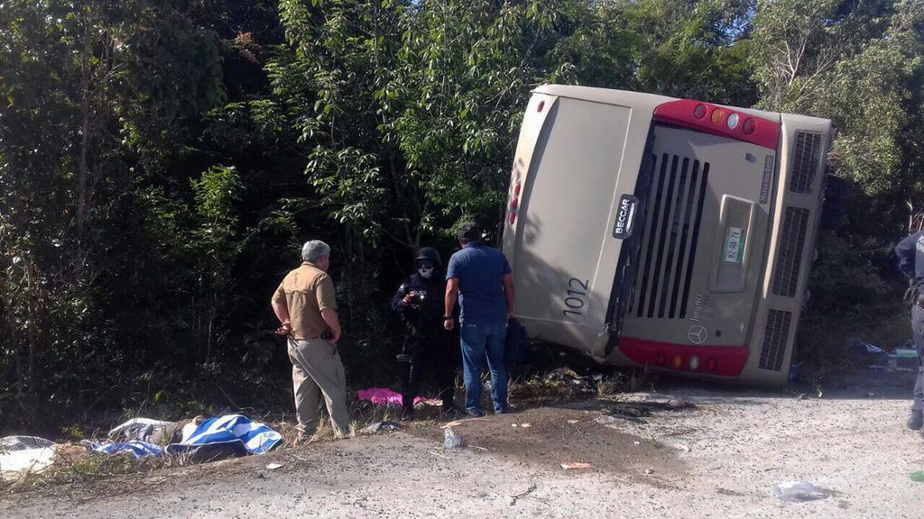 Fallecen 11 turistas y 20 resultan heridos en un accidente de autobús en México