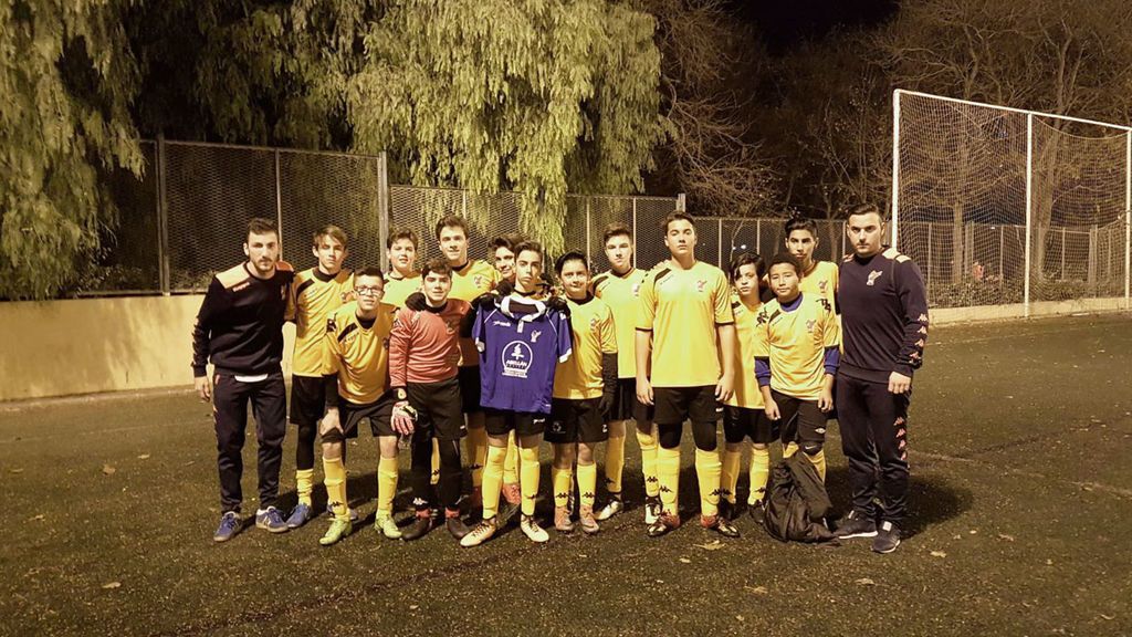 El equipo que perdió 24-0 luce una camiseta de apoyo a un rival que se lesionó durante el partido 👏