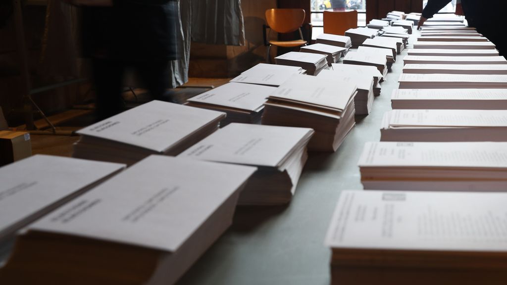 Sobres y papeletas en un colegio electoral de Cataluña
