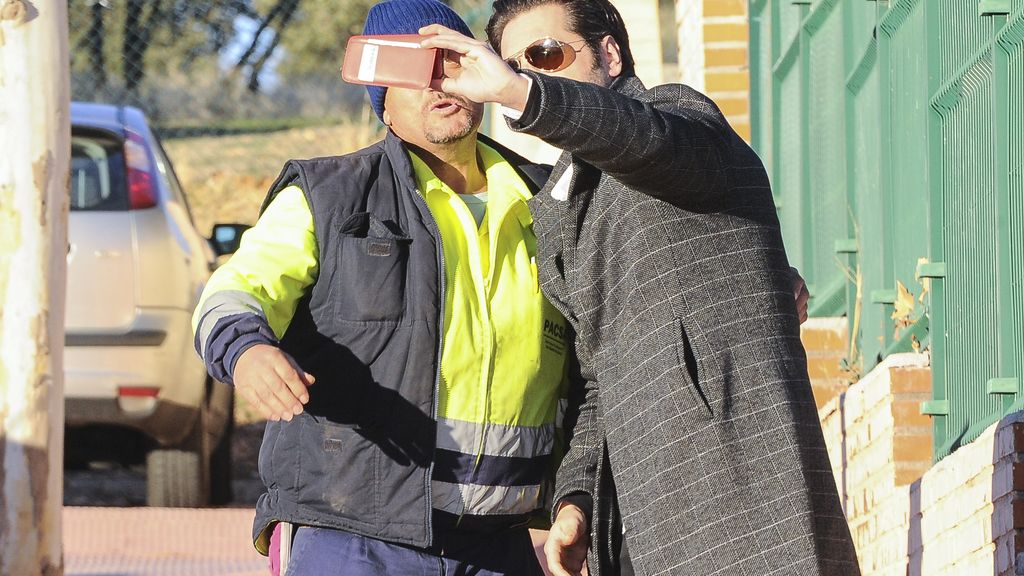 Bustamante, sin embargo, sí encontraba tiempo para hacerse un selfie con un auxiliar de limpieza