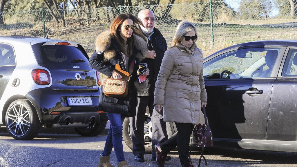 Paula Echevarría llegaba en compañía de sus padres, los abuelos de Daniella