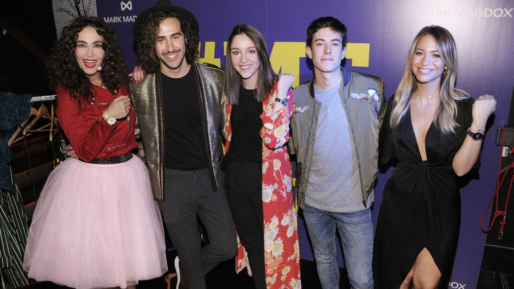 Cristina Rodríguez y María Verdoy junto a los ganadores del cambio express