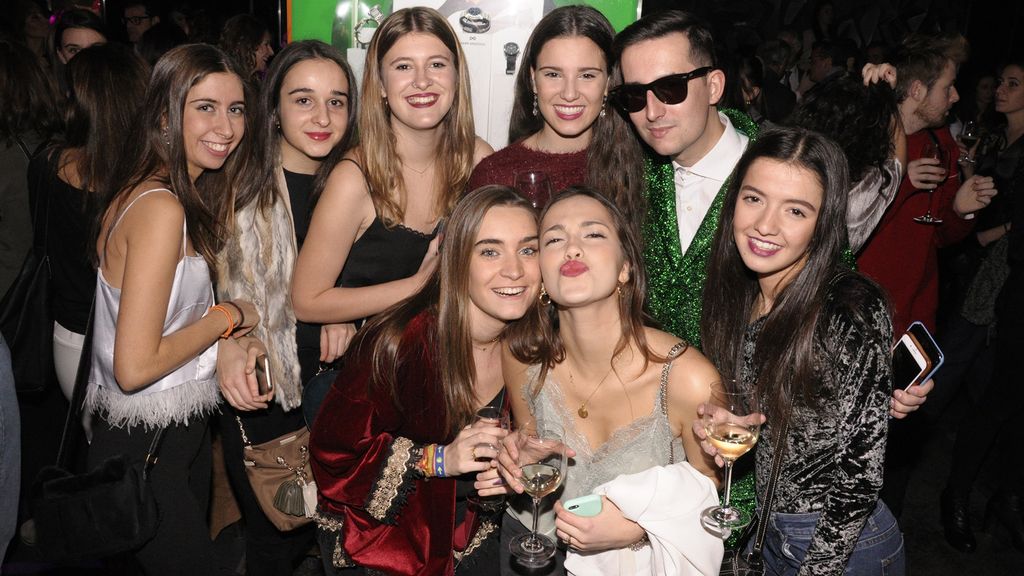 Con algunas de las invitadas a la fiesta