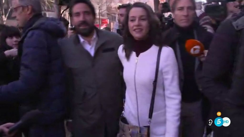 Inés Arrimadas es increpada al llegar junto a su marido  al colegio electoral
