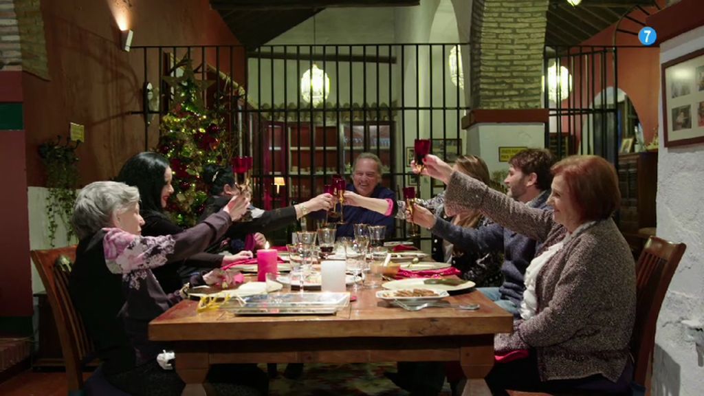 Navidad en familia: Alaska, Niña Pastori, Fernando Tejero y sus madres cenan con Bertín en 'Mi casa es la tuya'