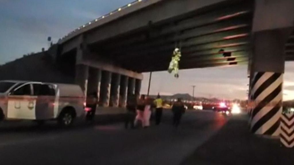 Hallan seis cadáveres colgados en tres puentes en México