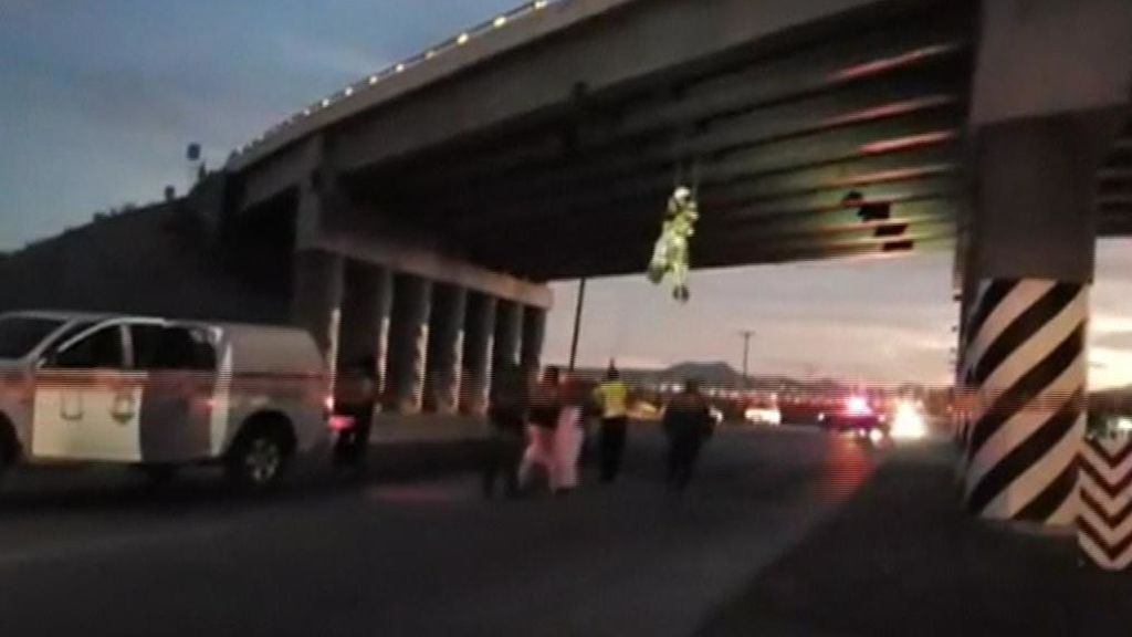 Hallan seis cadáveres colgados en tres puentes en México