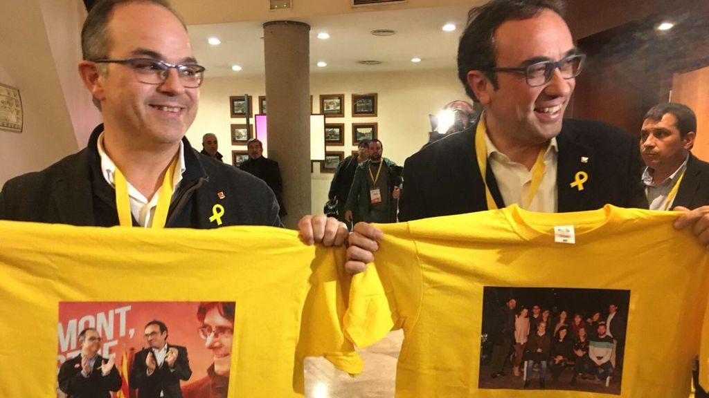 Un grupo de periodistas le regala a Rull y Turull unas camisetas con fotografías de los miembros del partido