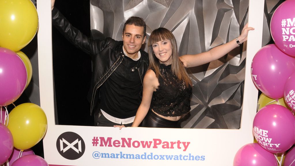 Invitados a la fiesta posando en el photocall