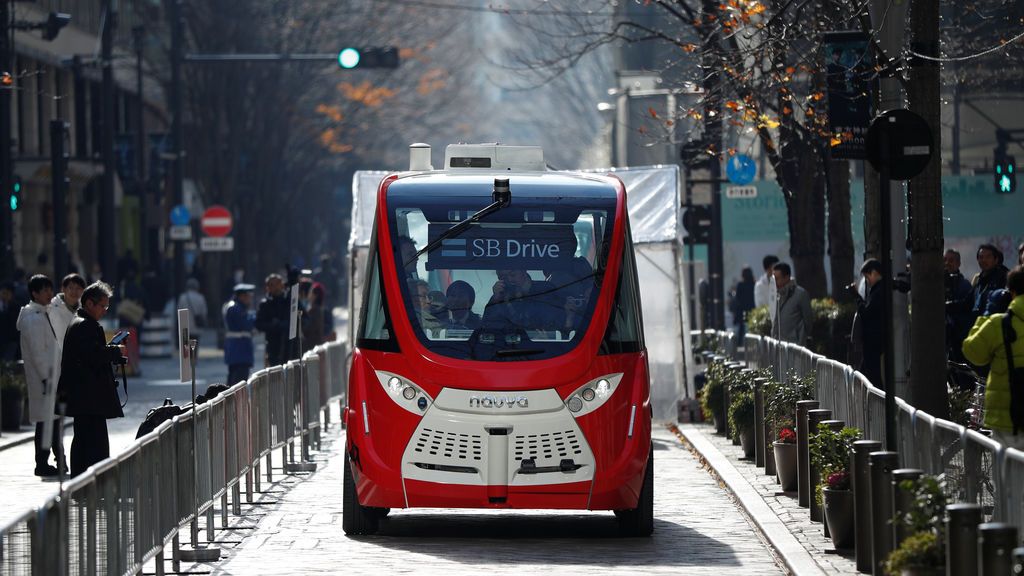 SoftBank y Mitsubishi Estate de Japón muestran un autobús autónomo llamado Navya Arma, durante el evento de demostración en lo que los organizadores dicen que será la primera prueba de Tokio en carreteras públicas, en Tokio, Japón