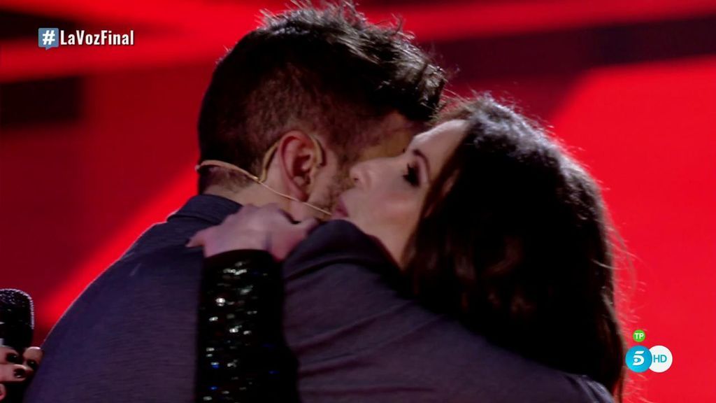 El 'Vuelvo a verte' de Malú y Samuel acaba con un sentido abrazo de la coach con Pablo López