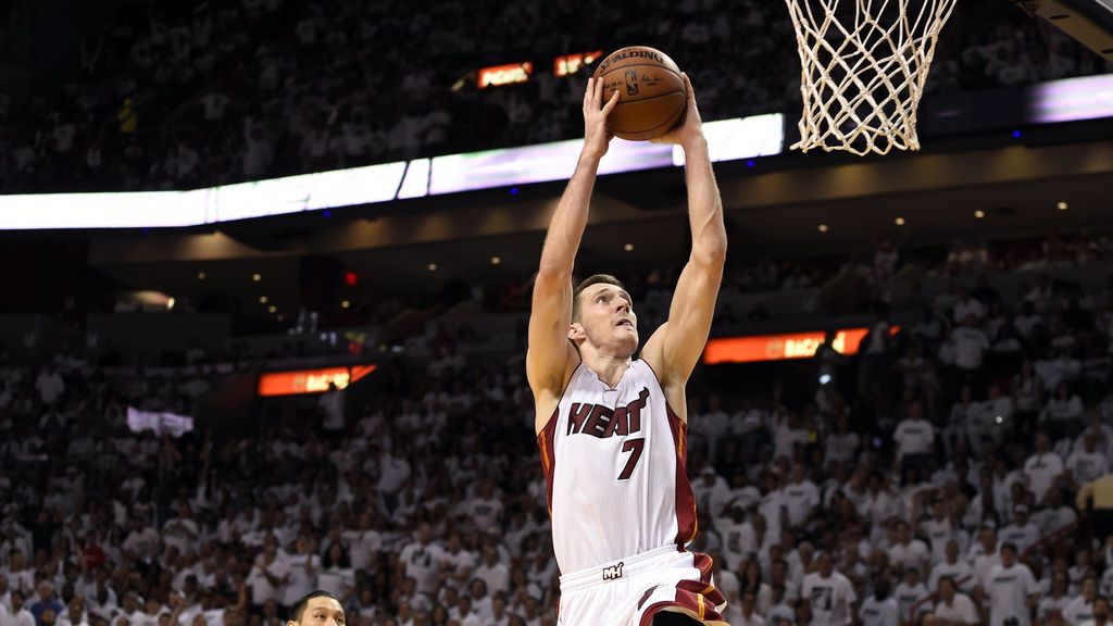 Dragic, jugador de la NBA, se encuentra con... un caimán en su piscina