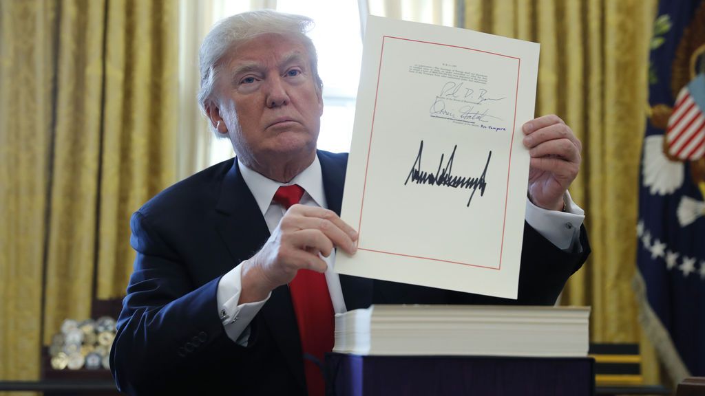 Donald Trump firma su prometida bajada de impuestos