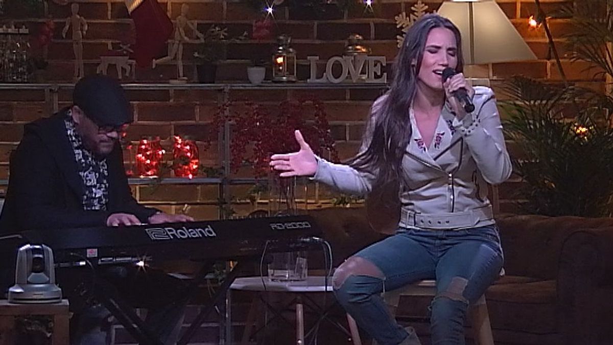 India Martínez canta en 'First dates Christmas'.