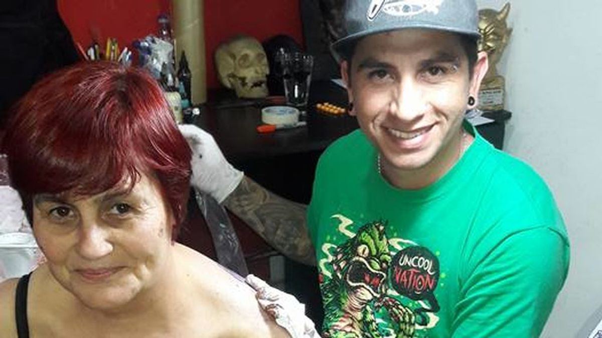 Nora Franchini tatuándose a Messi