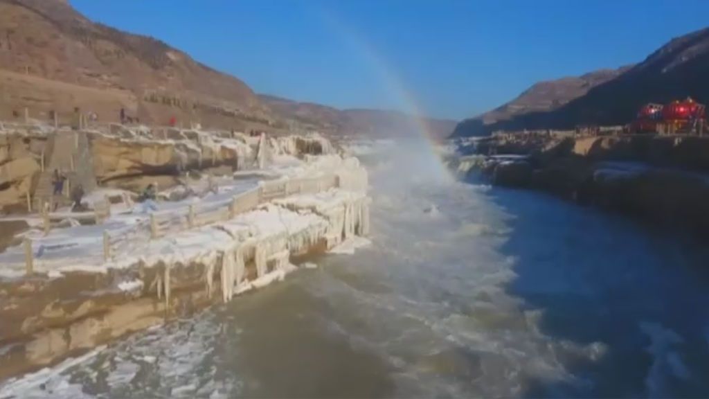 El invierno convierte en “maravilla” la cascada de Hukou en China